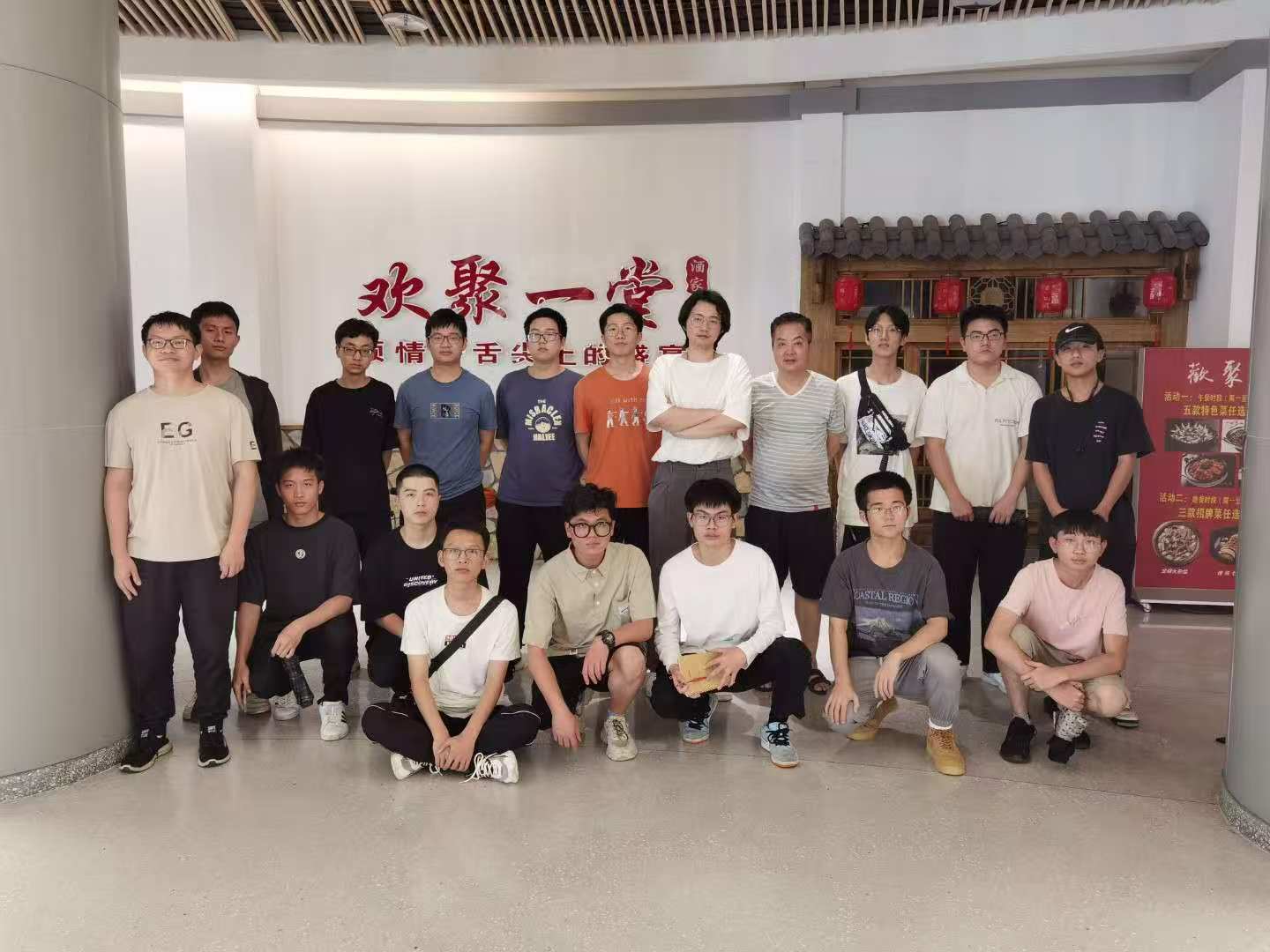 佘翔宇与创业团队合影。受访者 供图