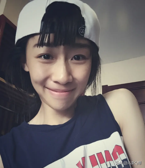 两年婚姻一年出轨，将前夫当小丑，“一尿”成名的她凭啥三封天后