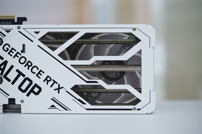 影驰RTX 5060 Ti金属大师白金版16GB MAX OC评测:DLSS 4加持4K游戏轻松流畅 纯白设计完美匹配影驰全家桶