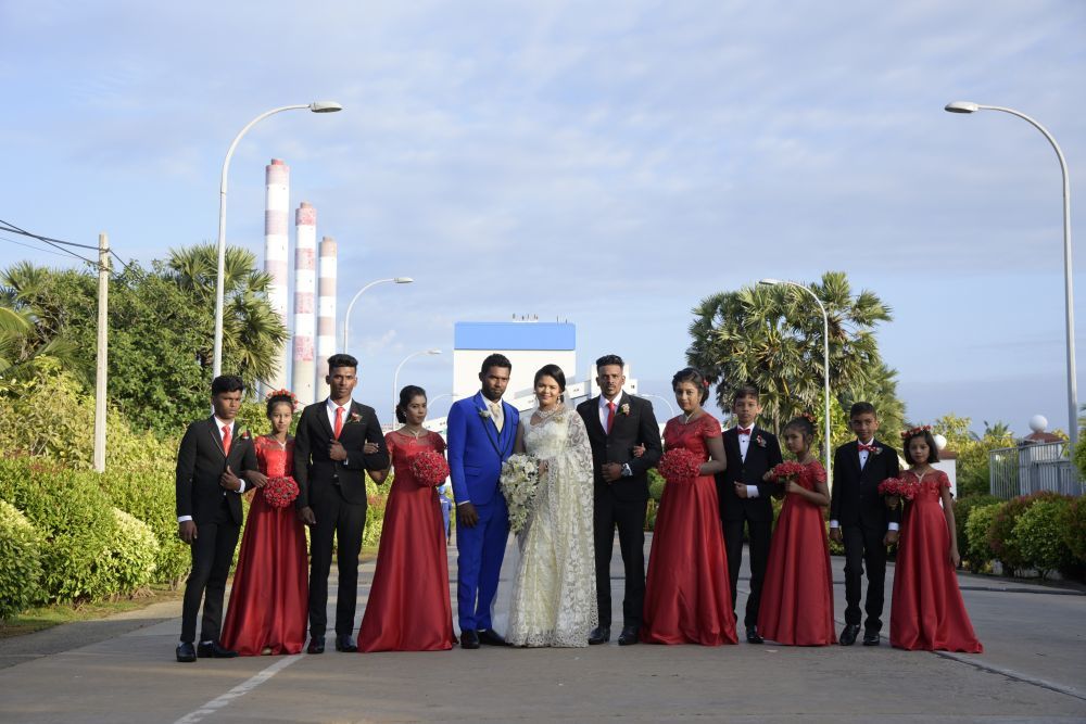 2025年1月10日,在斯里兰卡卡尔皮提亚的普特拉姆燃煤电站,一对新人拍摄婚纱照。新华社发(中国机械设备工程普特拉姆燃煤电站项目供图)