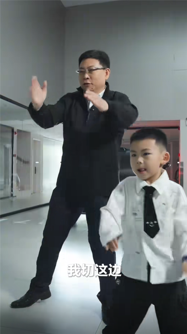 智慧大灯还有这玩法!享界S9增程版秒变体感投影游戏厅 余承东带娃实测