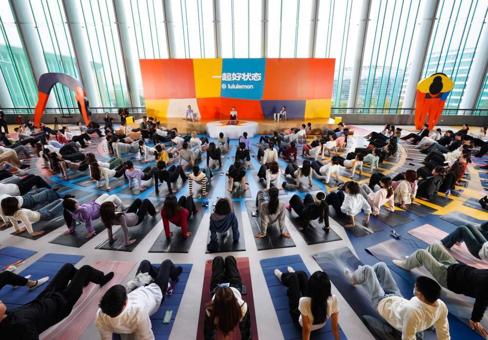 2025年11月8日,露露乐蒙在第八届进博会消费品展区举办百人瑜伽活动。本届进博会消费品展区以“更高品质、更好生活”为主题。展区内服饰、日化、家居、文体等消费品集中亮相,纷呈的新意与匠心,为“更好生活”写下生动注脚,也为全球消费趋势与生活品质升级提供了直观的洞察窗口。