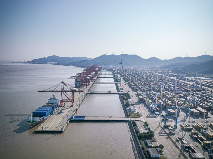 2024年12月30日,，執(zhí)行“中歐快航”航線首航的“嘉華寧波”輪停泊在浙江寧波舟山港穿山港區(qū)（無人機(jī)照片）。新華社記者 江漢 攝