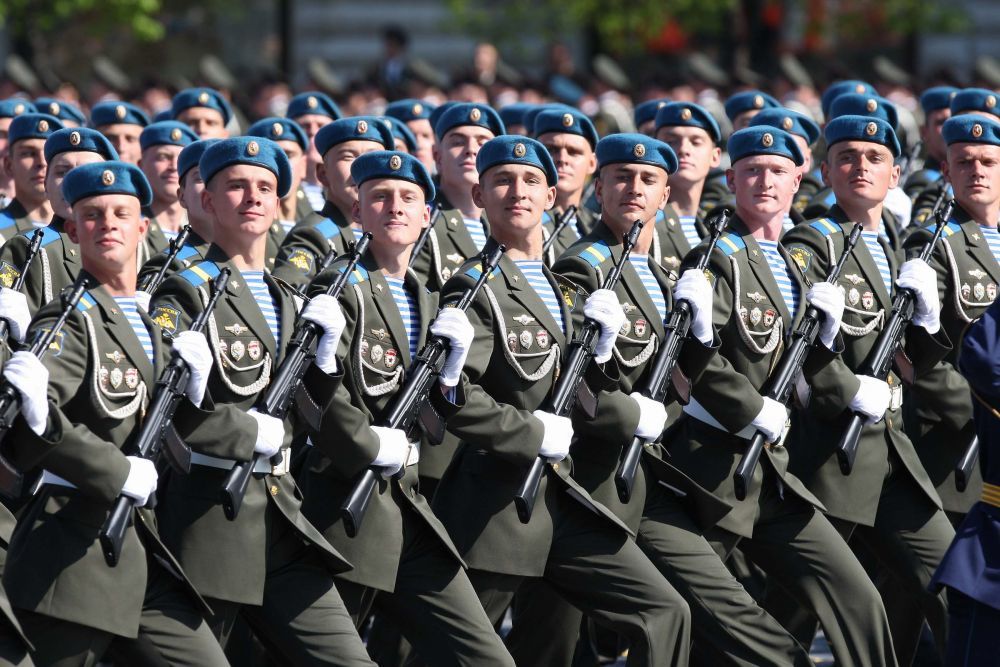 2009年5月9日,士兵在俄罗斯莫斯科举行的纪念卫国战争胜利64周年阅兵式上接受检阅。新华社记者鲁金博摄