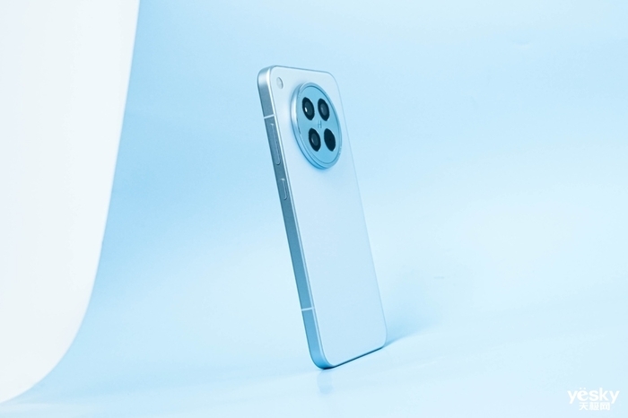 同尺寸手机里最轻薄 Find X8s兼具设计与手感