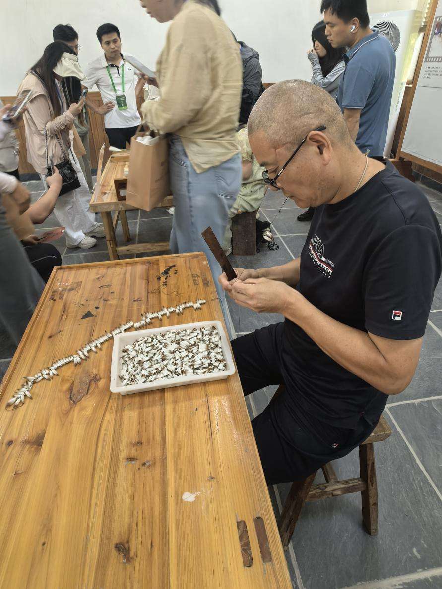 市级非物质文化遗产项目代表性传承人周平演示“绑笔”环节