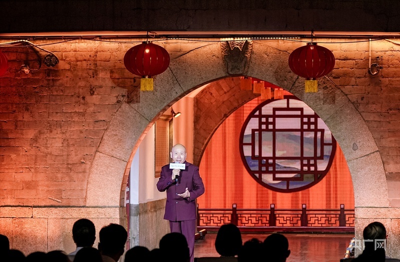 孟广禄在古文化街戏楼前唱响《中华瑰宝》（央广网记者 张强 摄）