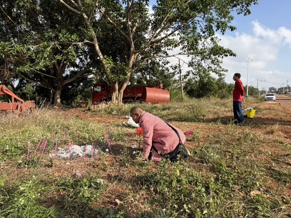 23日下午,李海玉前往鹅感村,拜祭了弟弟,给弟弟念了判决书,并哭着说这次无法“带弟弟回家了”。澎湃新闻记者 陈绪厚 图