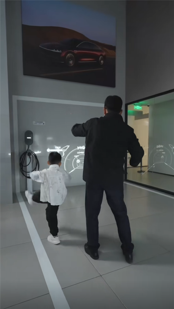 智慧大灯还有这玩法!享界S9增程版秒变体感投影游戏厅 余承东带娃实测