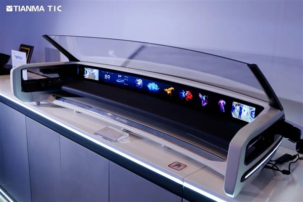 天马发布49.6英寸车载全景沉浸天轩屏：能变弯的中控屏也来了