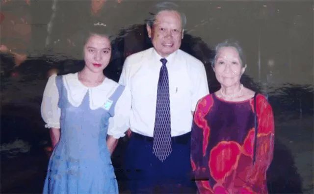 1995年,翁帆接待杨振宁与妻子杜致礼