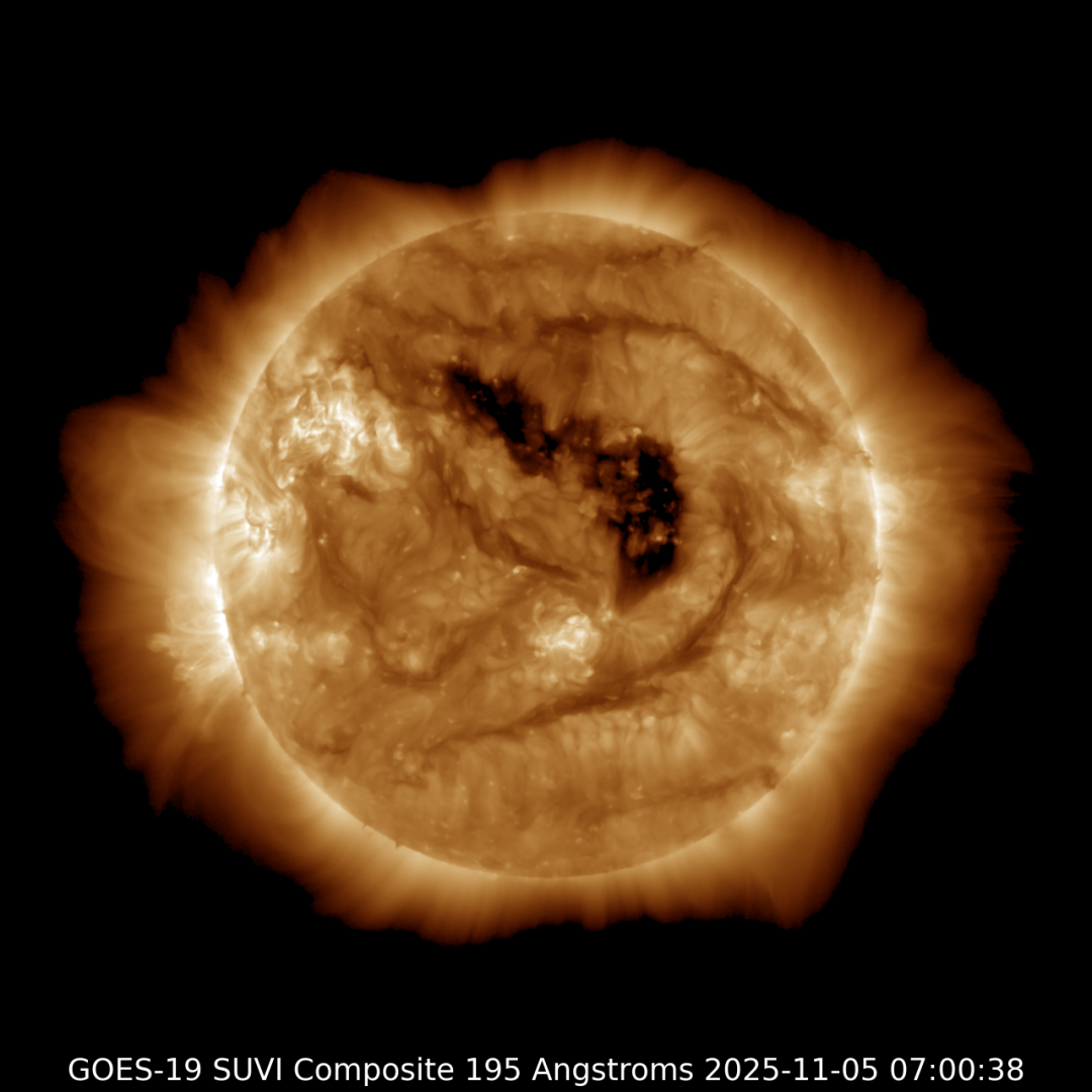 195埃波段下看到的太陽,其中深棕色區(qū)域就是冕洞