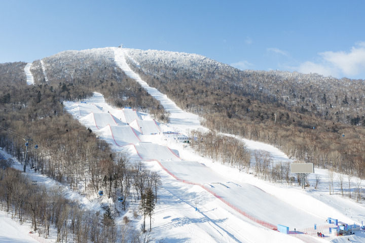 这是1月16日拍摄的2025年第九届亚洲冬季运动会雪上赛区坡面障碍技巧场地和大跳台场地（无人机照片）。新华社记者 谢剑飞 摄
