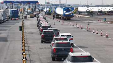 霍尔果斯公路口岸等待边检验放的车流。