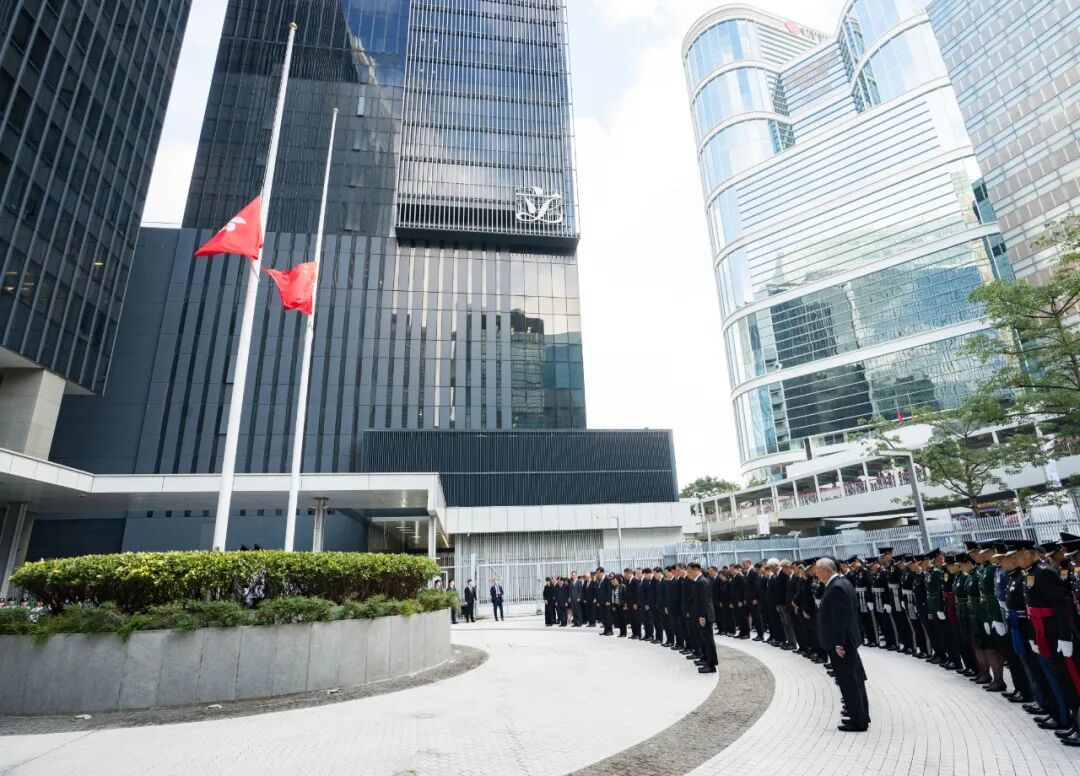 11月29日,香港特区政府在总部大楼前举行悼念活动,向大埔宏福苑火灾罹难者志哀。源/中新