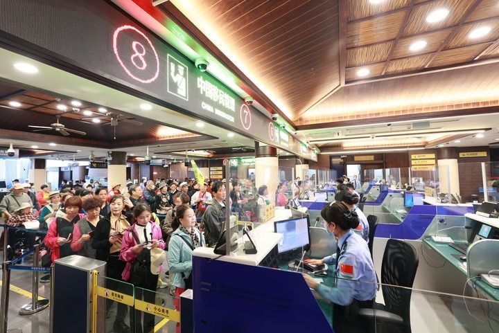 海口出入境边防检查总站三亚边检站移民管理警察为“鼓浪屿”号邮轮旅客办理通关手续(2025年1月3日摄)。新华社发