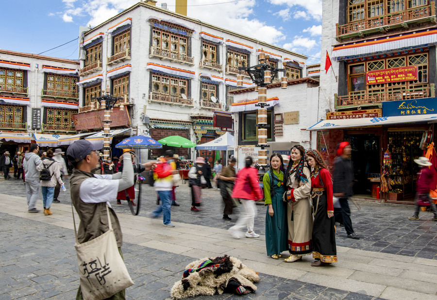 游客身着藏装在拉萨八廓街拍照留念（2023年6月13日摄）。新华社记者 姜帆 摄