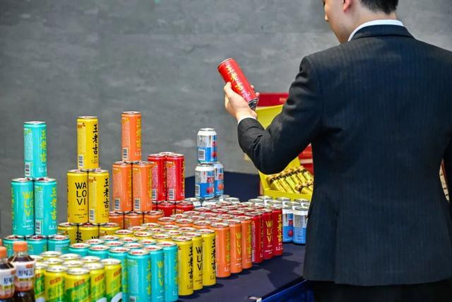 (参会嘉宾品尝王老吉产品)