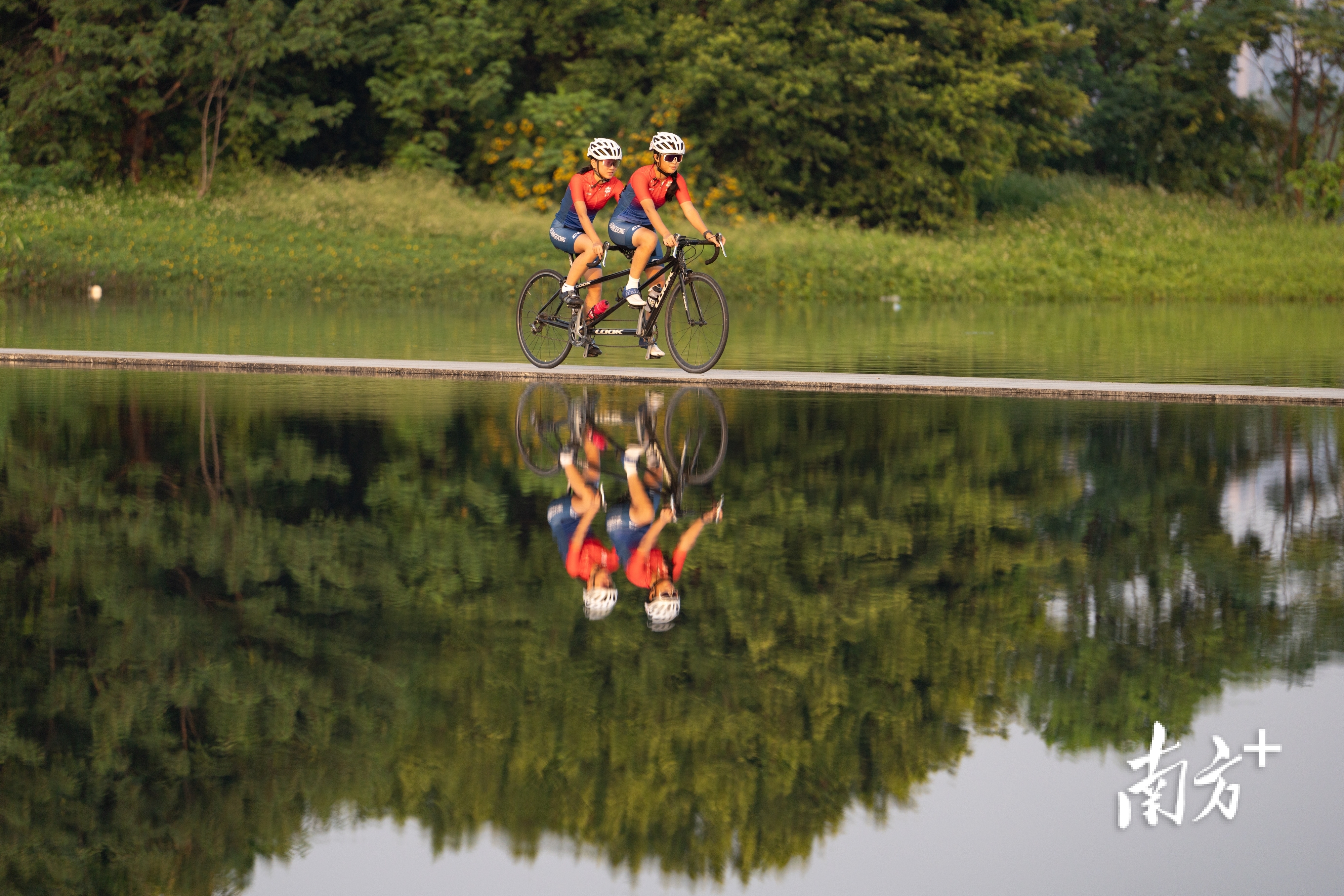 肇庆,杨晓婷(左一)与引导员谭嘉怡进行自行车训练。