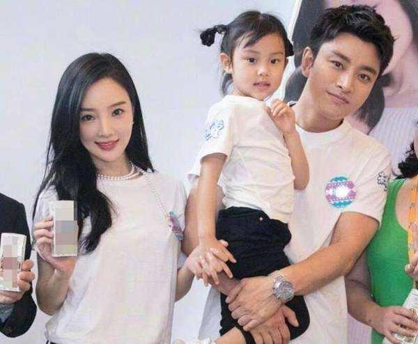 贾乃亮李小璐合体出游，男方仍态度卑微，“做头门”事件余波犹在