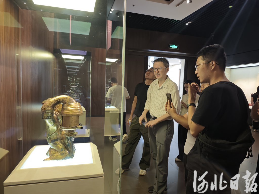 游客在河北博物院参观。河北日报资料片