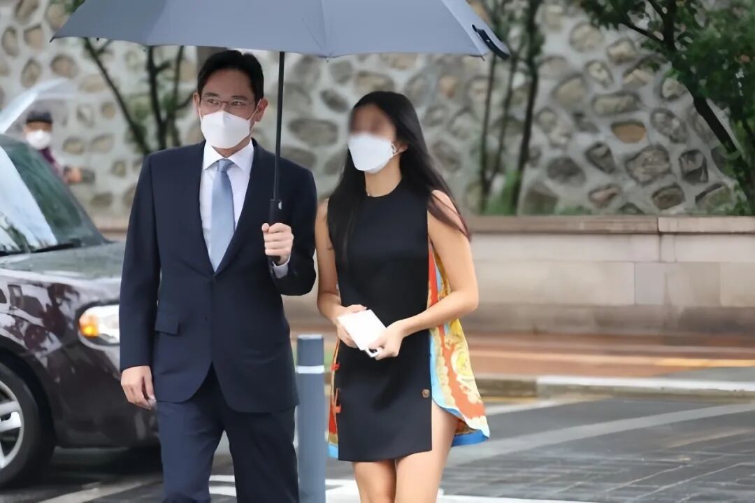 ·李元珠(右)在父親的陪同下出席婚禮。(韓國《亞洲日報》)