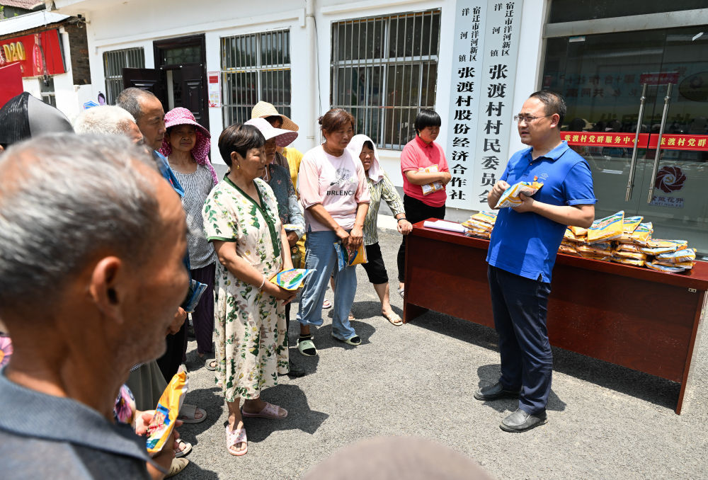 2024年6月12日，在江蘇省宿遷市洋河新區(qū)張渡村黨群服務(wù)中心,，村支部書記陳磊（右一）為村民講解高粱種植知識,。張渡村因地制宜，引導(dǎo)村民種植高粱,，為當(dāng)?shù)鼐茝S提供原料,，增加村民收入。新華社記者 季春鵬 攝