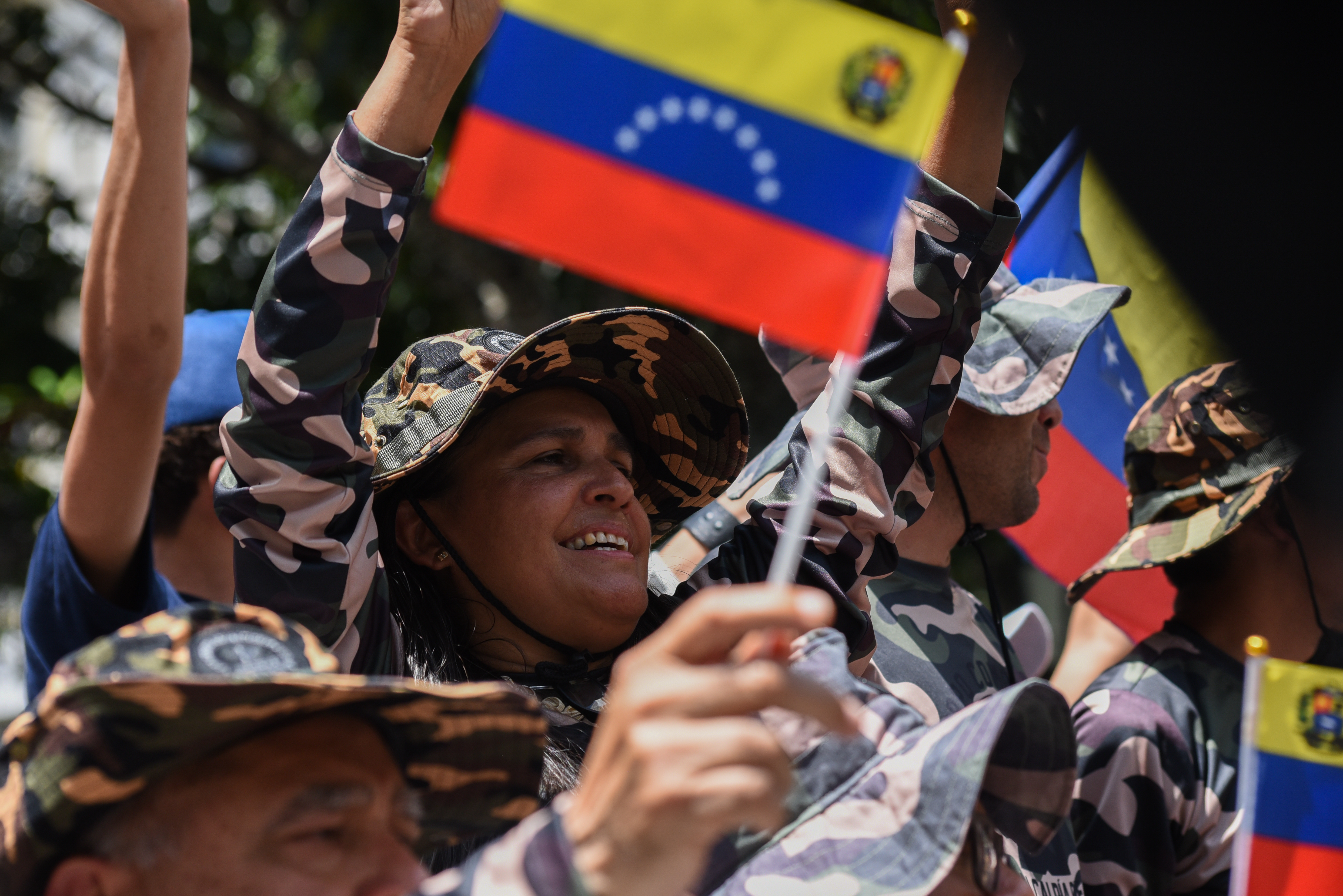 10日,在委内瑞拉首都加拉加斯的玻利瓦尔广场,玻利瓦尔民兵组织成员参与全国特别军事演习。新华社发(马科斯·萨尔加多摄)