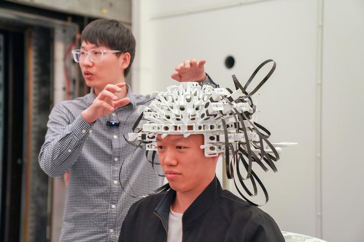 2023年4月6日,哈尔滨工业大学空间环境地面模拟装置科研人员展示空间磁环境模拟与研究系统。2024年2月,由哈尔滨工业大学、中国航天科技集团联合建设的空间环境地面模拟装置通过验收。许多之前需要抵达太空才能进行的实验,如今在地面上就能完成,这也是我国航天领域首个国家重大科技基础设施。