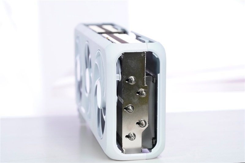 电竞叛客RTX 5070 Ti MAX显卡评测:300W性能释放畅玩4K 隐藏电源线设计海景房绝配