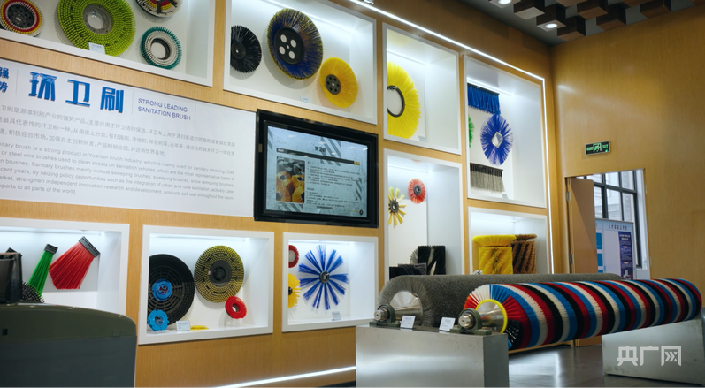 形态各异、用途广泛的源潭刷子产品（央广网发 方萍 摄）