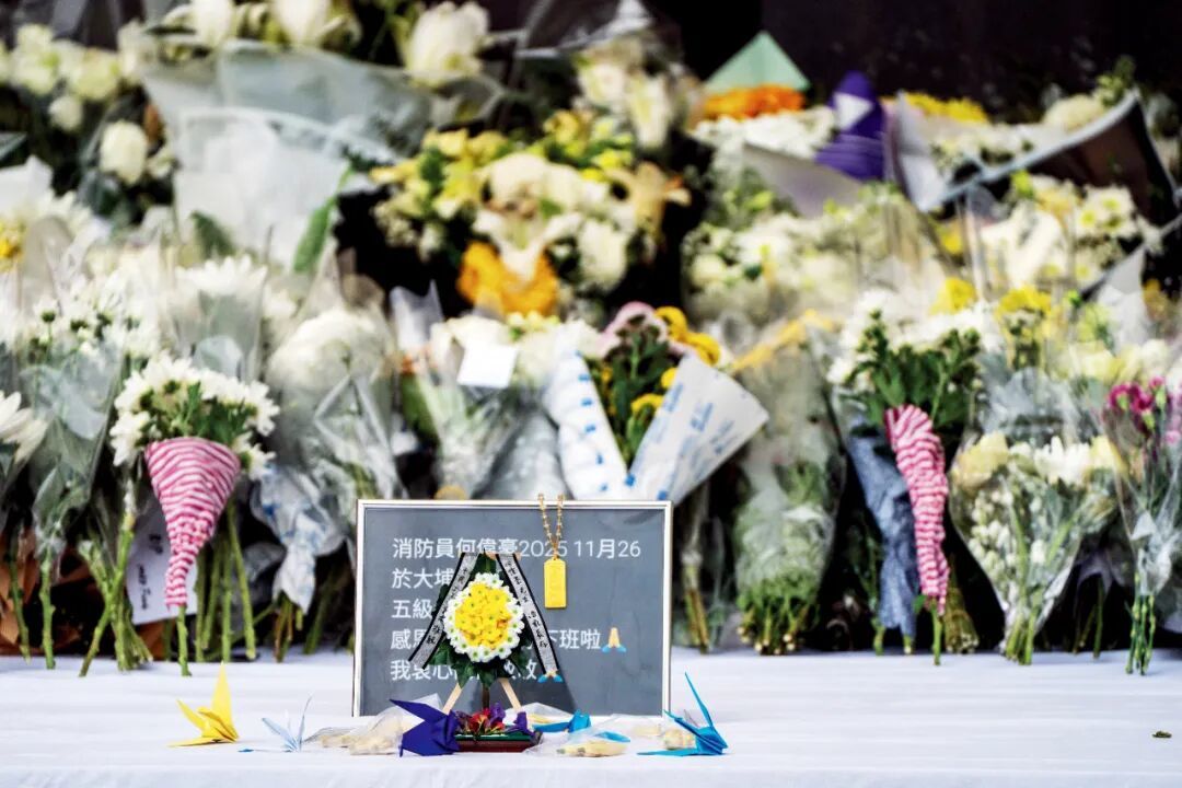 11月30日,香港沙田消防局外设立的临时纪念区,悼念在宏福苑火灾中牺牲的消防员。图/视觉中国