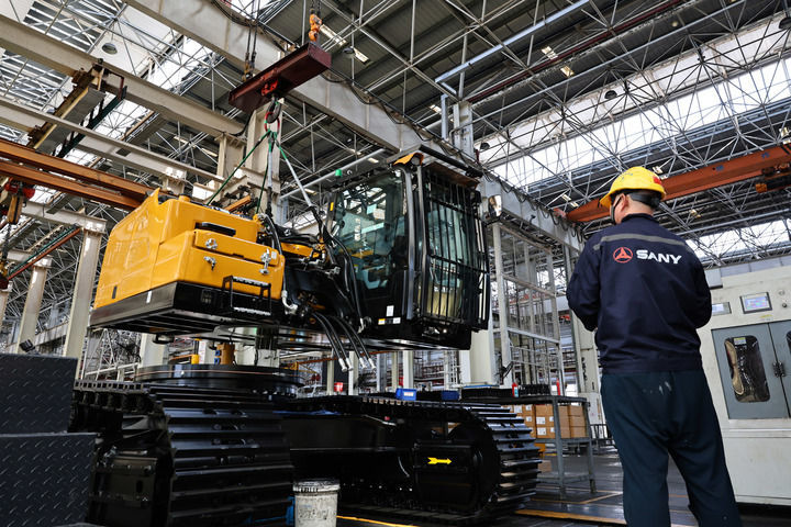 2025年4月15日，工人在上海三一重机股份有限公司产线上工作。新华社记者 方喆 摄