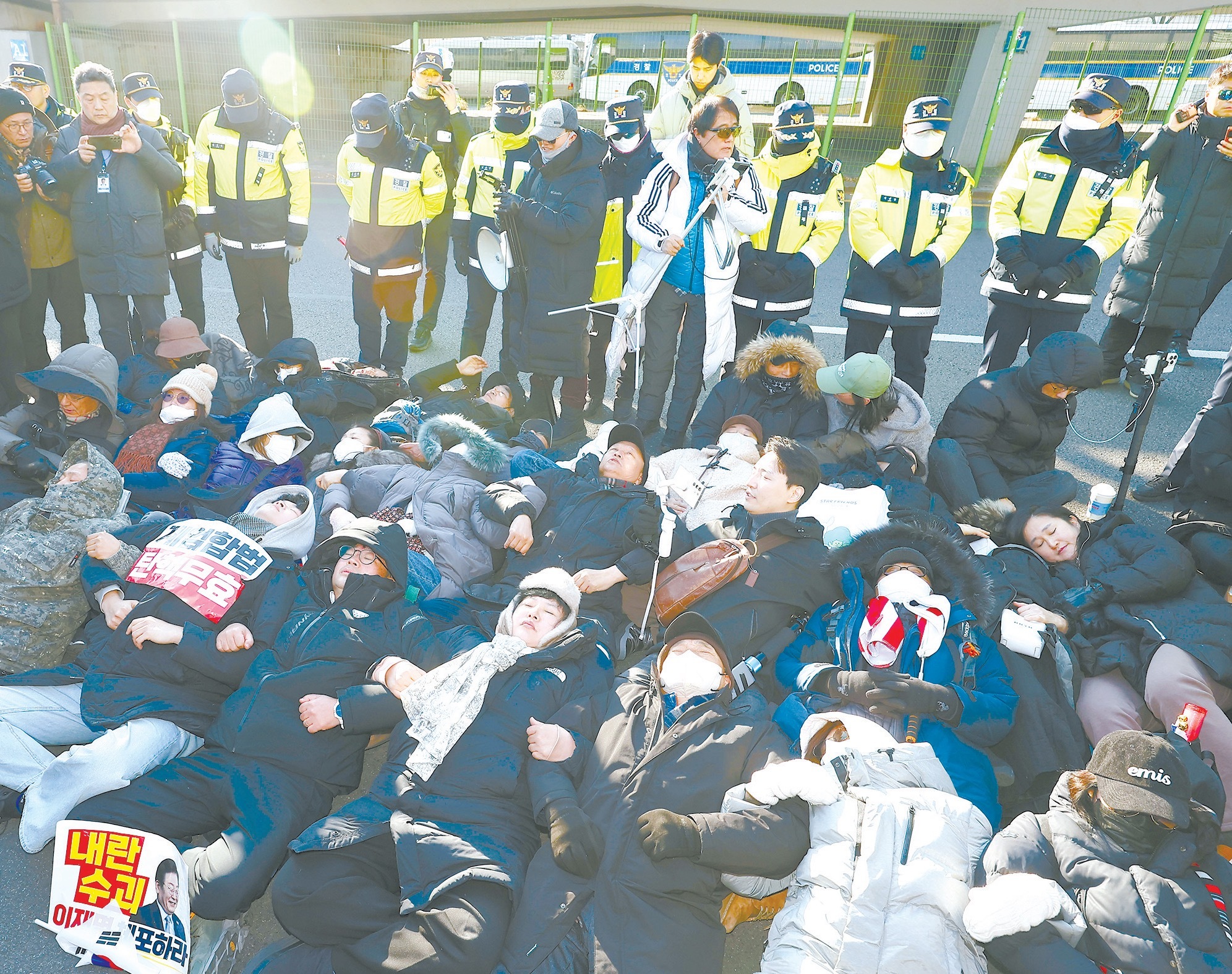 2日，尹锡悦相沿者在总统官邸前躺倒，以膺惩实行逮捕令。（视觉中国）