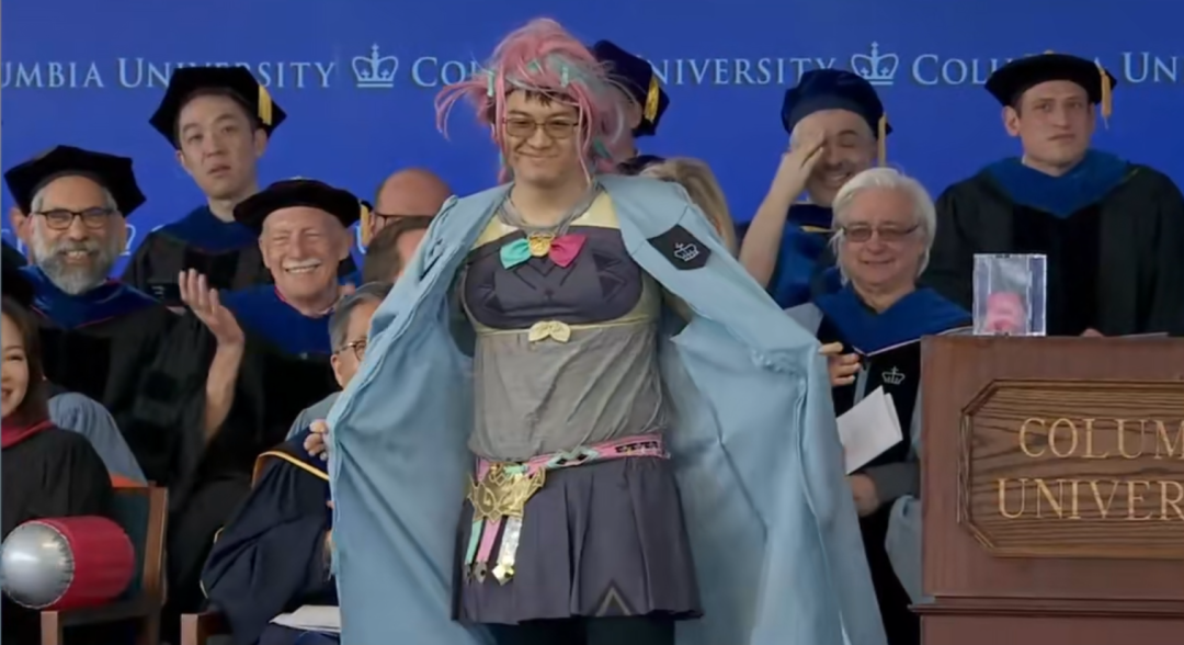 ▲安德鲁&middot;杨穿着游戏角色服装发表毕业演讲（图/视频截图）