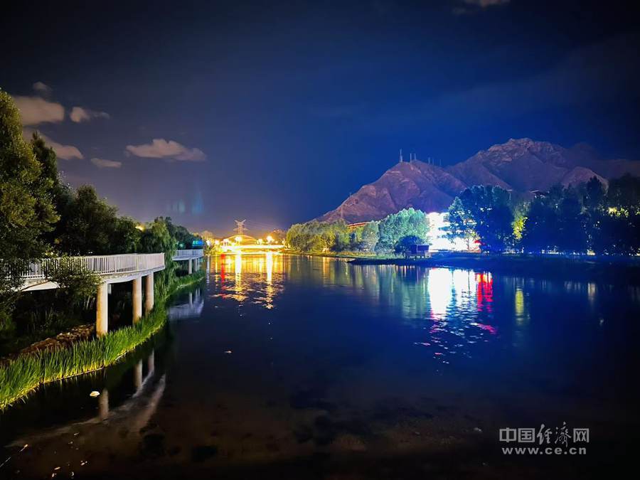 拉萨两岛内河绿色生态廊道夜景。中国经济网记者 马瀚明摄