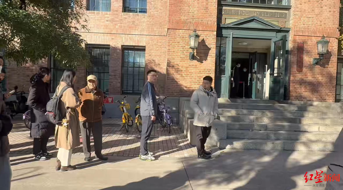 ▲上午9点前,已有排队吊唁的人士