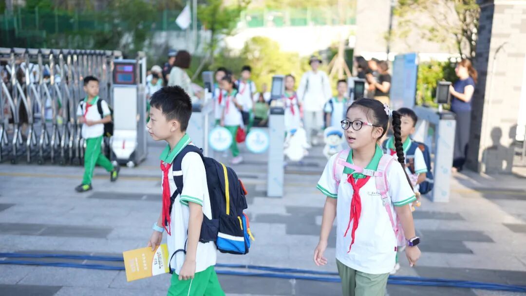 9月1日,貴陽市實驗小學未來方舟分校的學生走進校園 / 新華社記者陶亮 攝