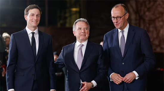 美国两位特使与德国总理默茨(右) 美联社