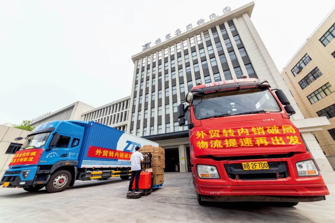 4月20日,浙江温州市,一家民营鞋企的物流车辆将产品发往各地市场。本版图/视觉中国
