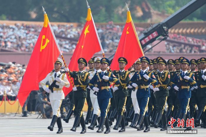 9月3日,纪念中国人民抗日战争暨世界反法西斯战争胜利80周年大会在北京隆重举行。图为中国人民解放军仪仗方队接受检阅。 中新社记者 赵文宇 摄