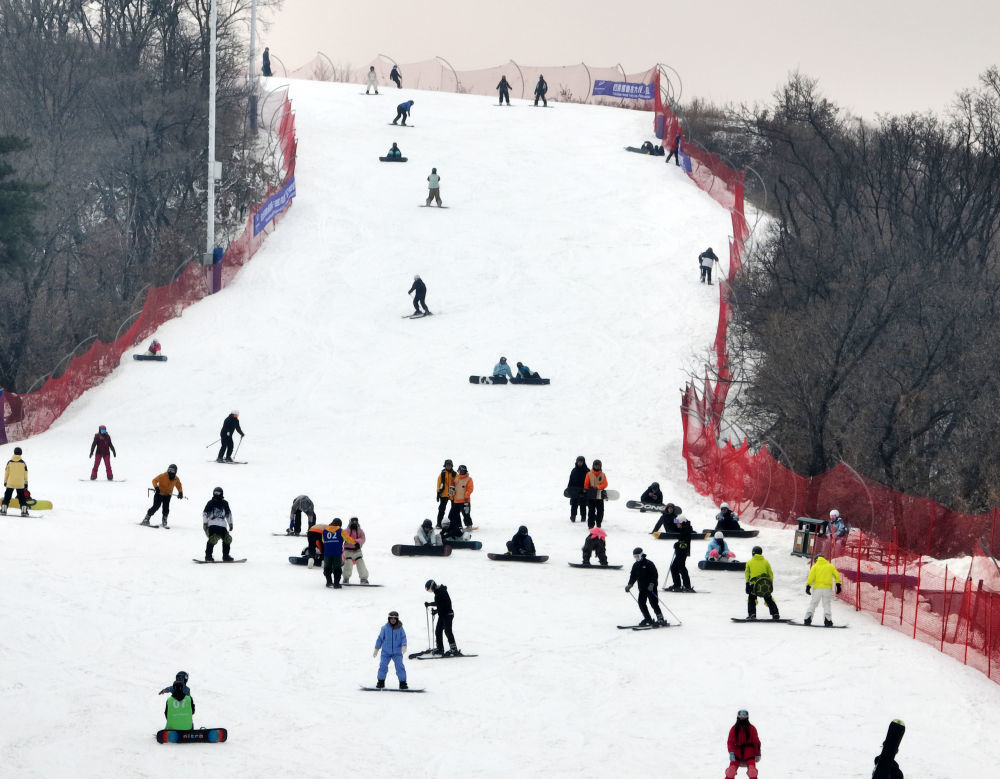 12月6日,市民和游客在沈阳的东北亚国际滑雪场滑雪(无人机拍摄)。新华社记者李钢 摄