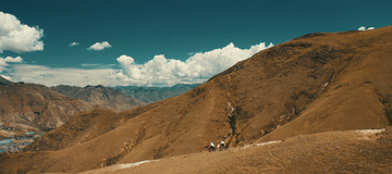 ↑旦增吉美和同伴在拉萨周边的山上速降骑行