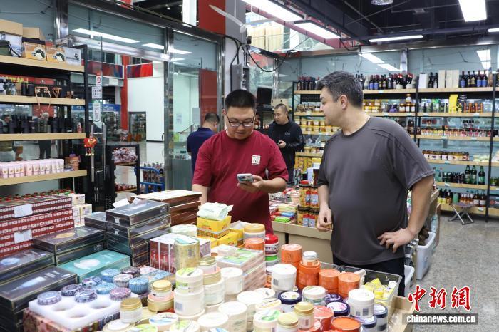 王野(左)与顾客视频沟通购买需求。 刘益伶 摄