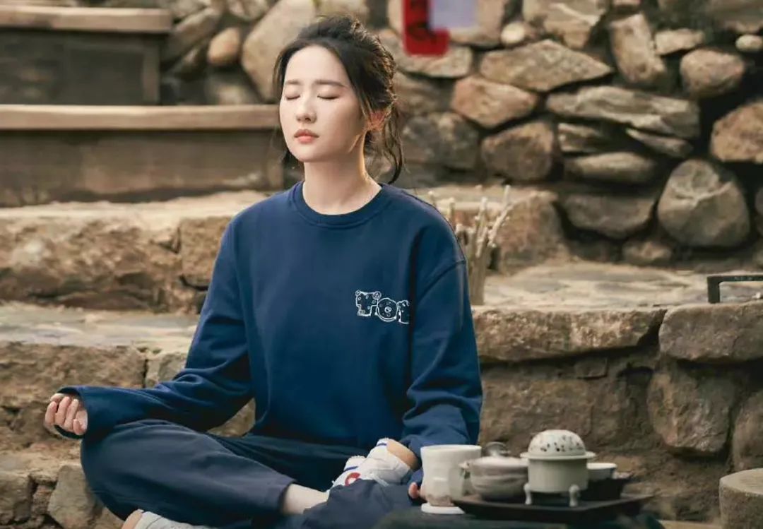 打坐晒太阳。（图/《去有风的地方》）