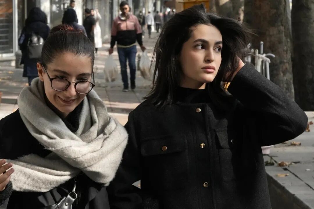 ◆德黑兰街头经常能见到不戴头巾的伊朗女性。