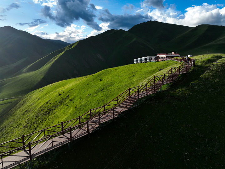 游客在位于青海省果洛藏族自治州久治县门堂乡境内的黄河女儿湾游览拍照。该景点由上海援青团队打造（无人机照片，2024年7月19日摄）。新华社记者 张龙 摄