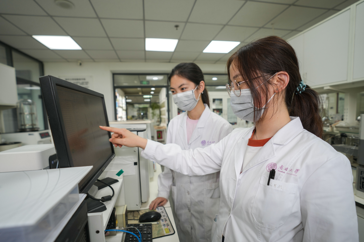 南开大学团队正在进行试验（央广网发 南开大学供图）