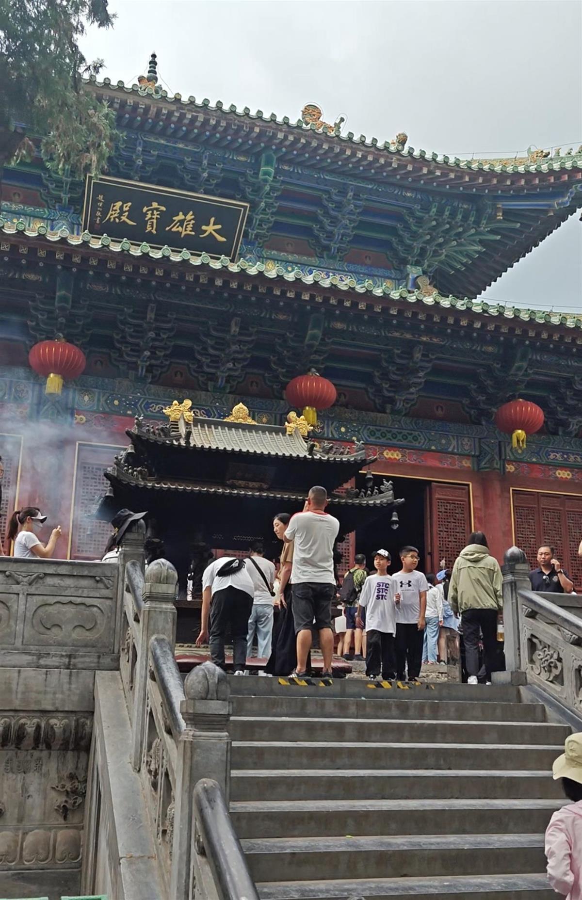 游客们正在大雄宝殿前进香