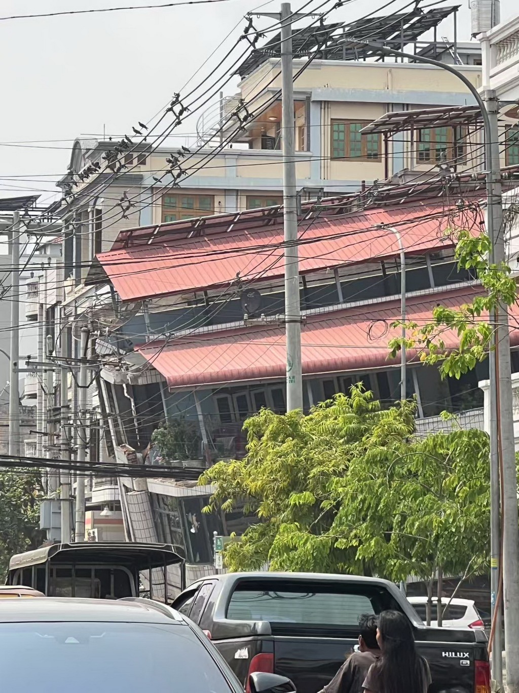 这是3月28日在缅甸曼德勒省拍摄的地震后受损的建筑。